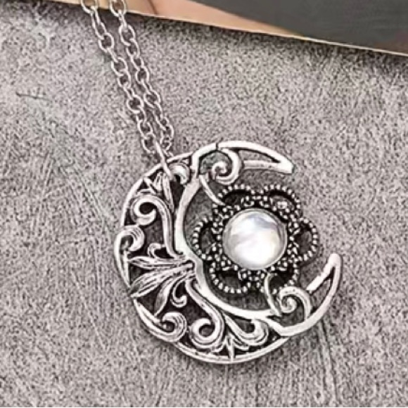 Jewelry - 🦋 3/$24 Silver/moonstone boho celestial moon necklace / NWOT